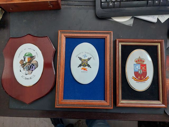 conjunto de tres metopas de porcelana