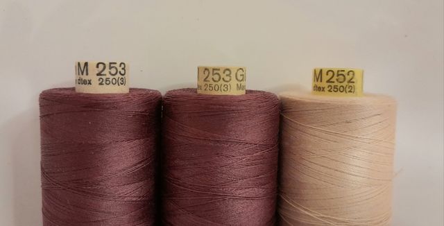 Filo colorato da cucito