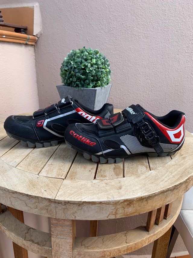 ZAPATILLAS CON CALAS 