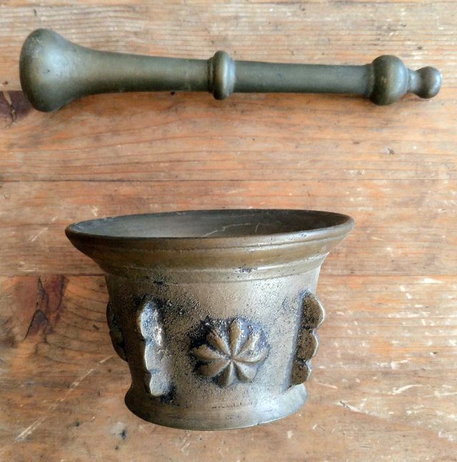 Almirez o mortero de bronce siglo XVIII