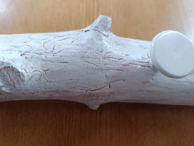 Perchero de madera blanco