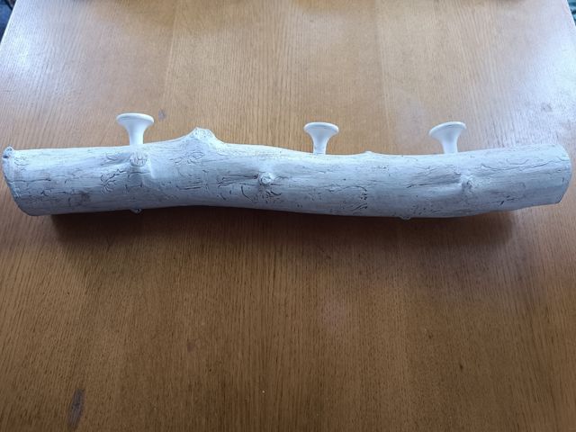 Perchero de madera blanco