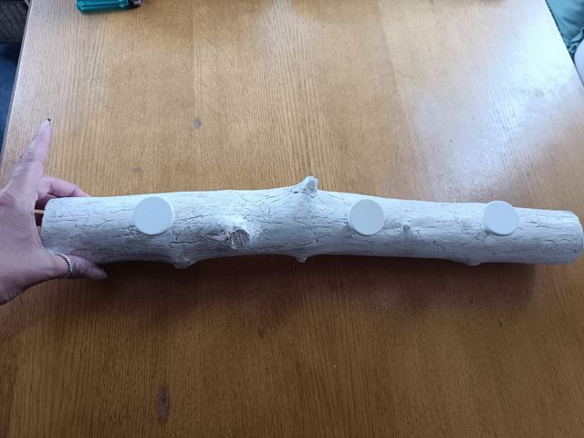 Perchero de madera blanco