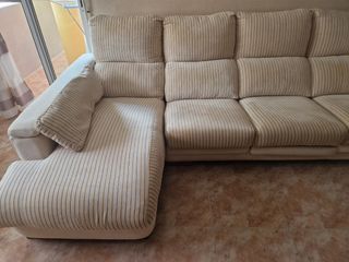 Sofá chaise lounge y dos puff a juego