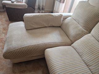 Sofá chaise lounge y dos puff a juego