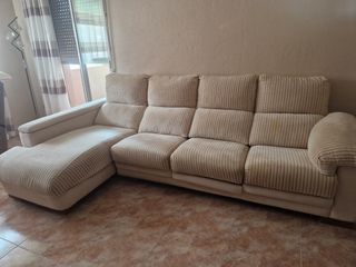Sofá chaise lounge y dos puff a juego
