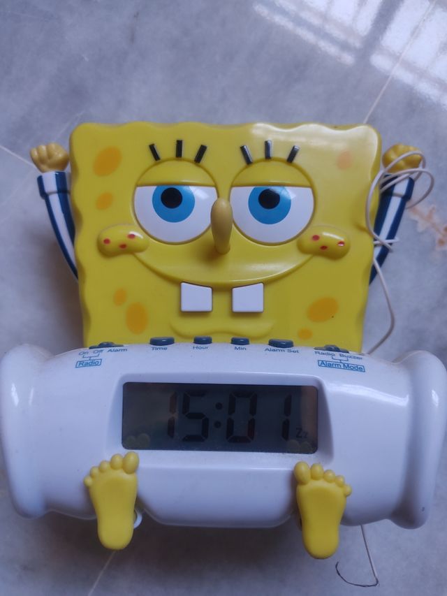 Reloj despertador y radio