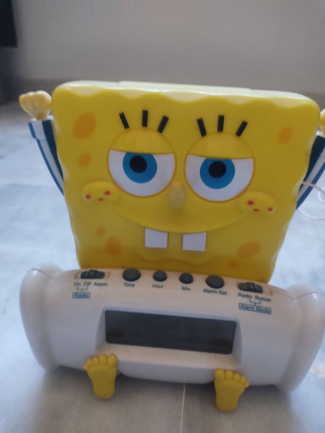 Reloj despertador y radio