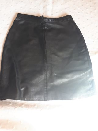 Falda de piel negra