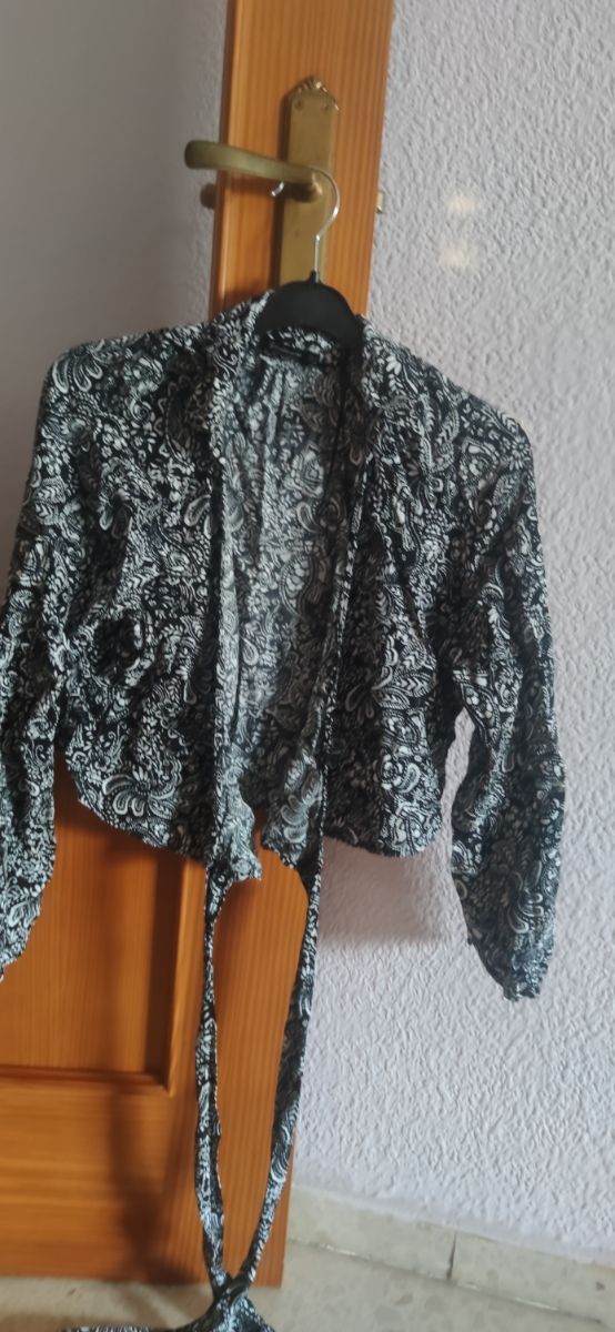 Camisa cruzada y atada detras