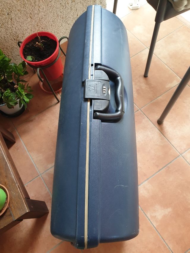 MALETA TIPO SANSONITE RIGIDA