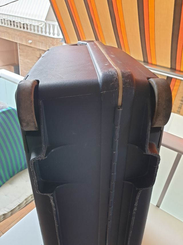 MALETA TIPO SANSONITE RIGIDA