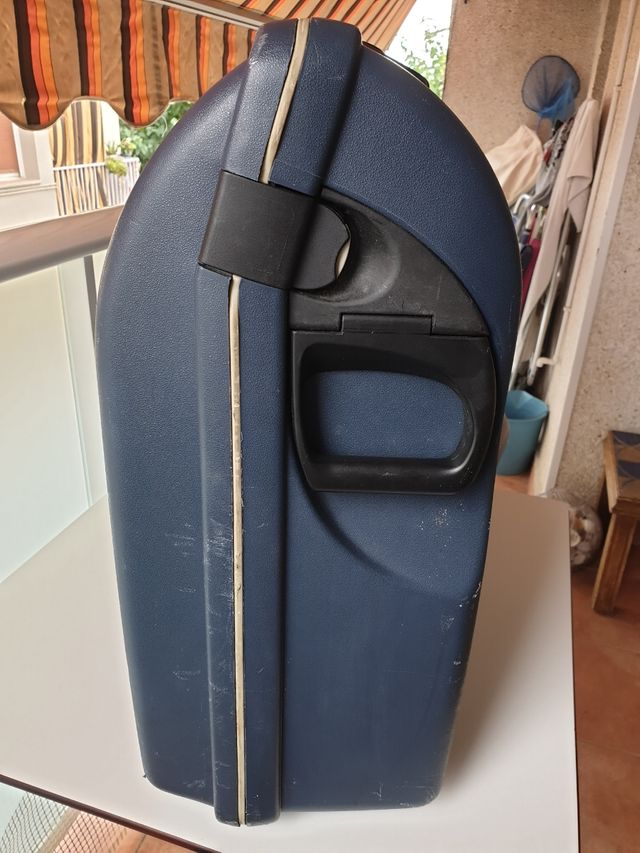 MALETA TIPO SANSONITE RIGIDA