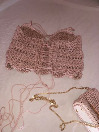 Conjunto top y bolso crochet beige dorado
