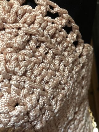 Conjunto top y bolso crochet beige dorado