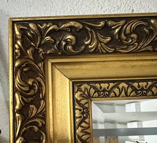 Espejo grande dorado con marco de madera