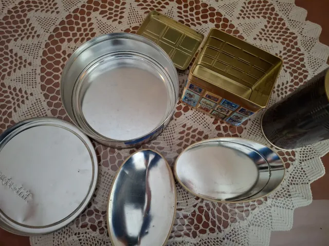 Antiguas cajas metal