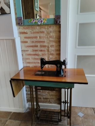 Máquina de coser antigua pero bien conservada y co