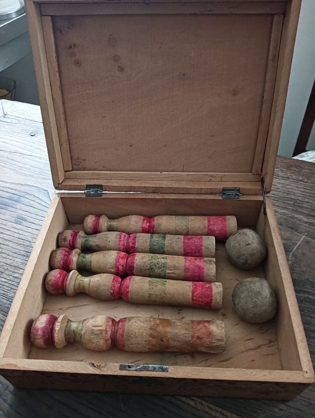 Juego de bolos de madera