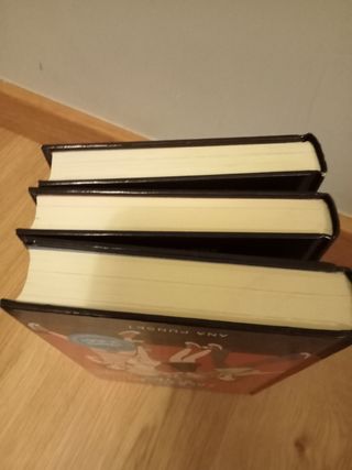 3 libros zapatillas rojas