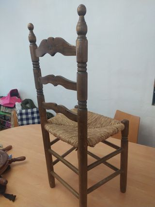 Silla de madera y mimbre