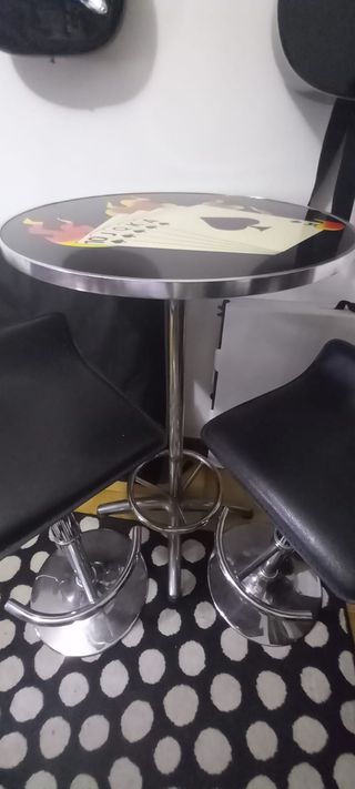 Mesa alta con taburetes