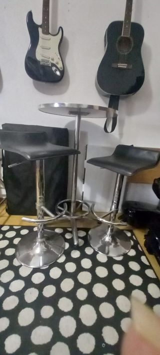 Mesa alta con taburetes