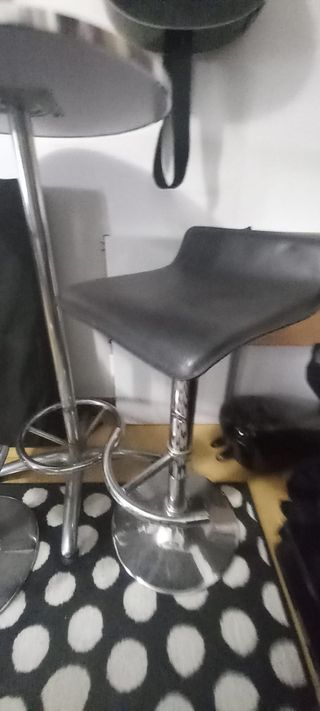 Mesa alta con taburetes