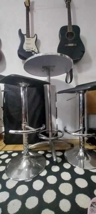 Mesa alta con taburetes