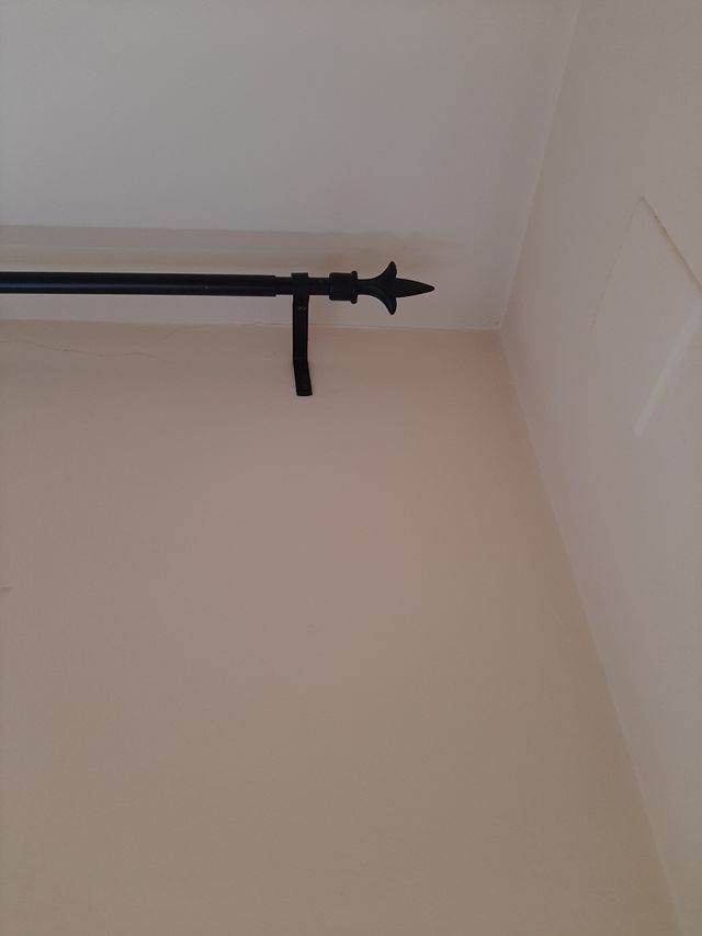 2 cortinas color blanco y barra