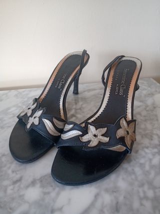 Zapato sandalia tacón.