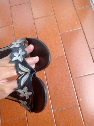 Zapato sandalia tacón.