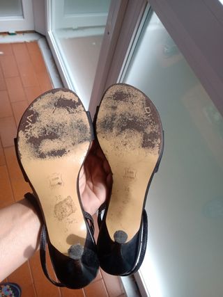 Zapato sandalia tacón.