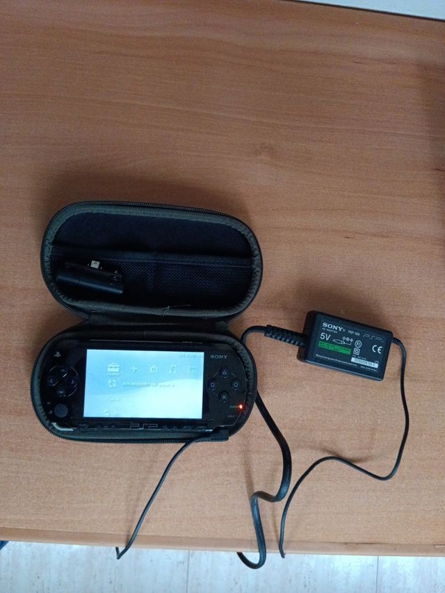 PSP Con funda y cargador.