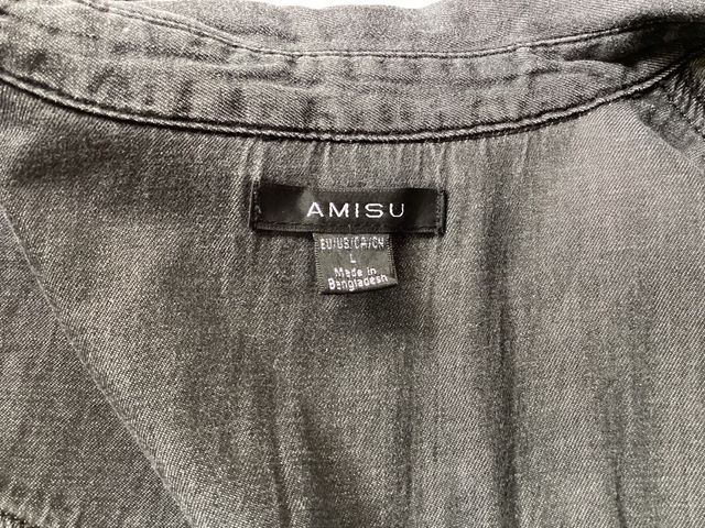 Camisa tejana gris oscura con polipiel hombros.