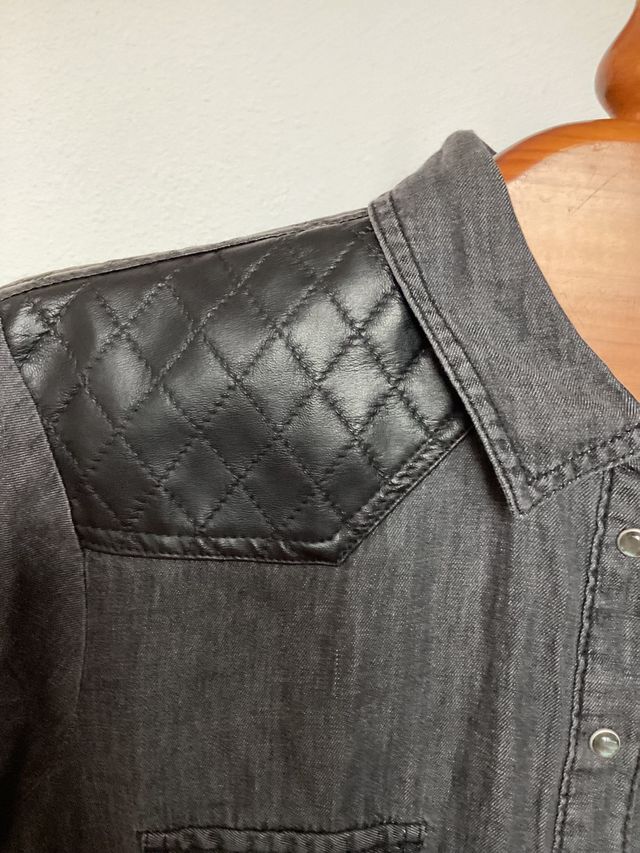 Camisa tejana gris oscura con polipiel hombros.