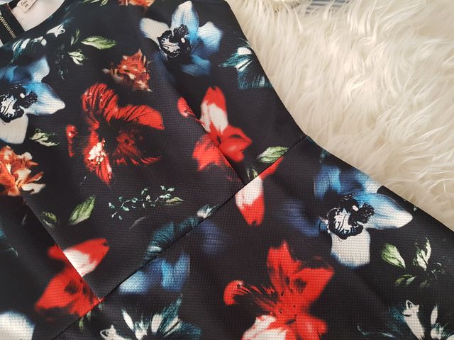 Vestido entallado de flores