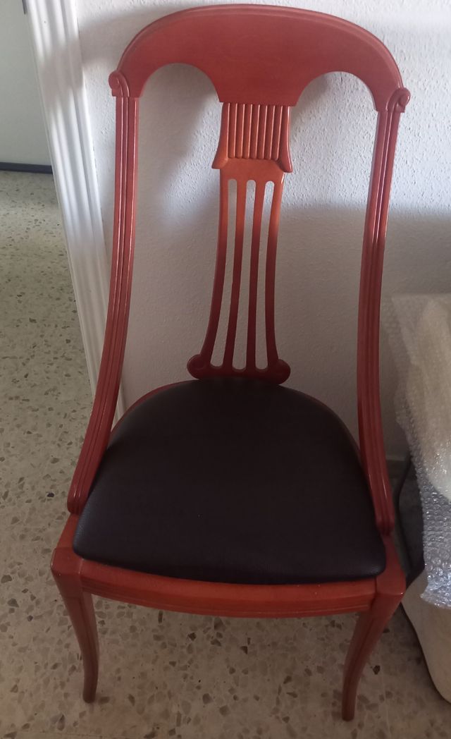 Mesa de salón con sillas