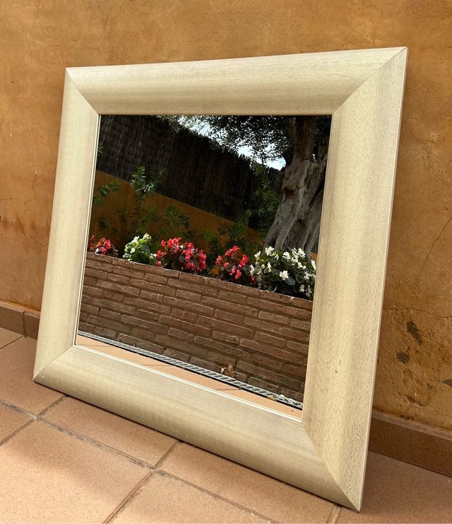Espejo con marco de madera