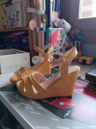 Sandalias color mostaza