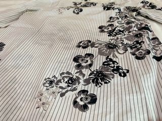 Camisa con flores blancas y negras