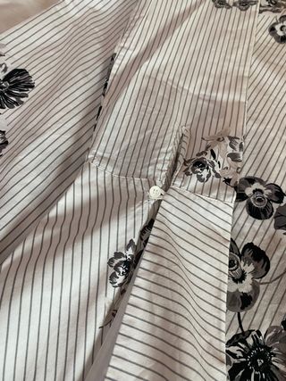 Camisa con flores blancas y negras