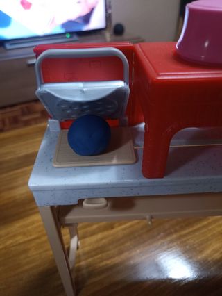 Pizzería Barbie , muñeca y tres plastelinas.