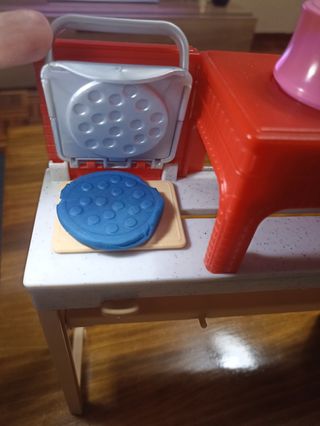 Pizzería Barbie , muñeca y tres plastelinas.