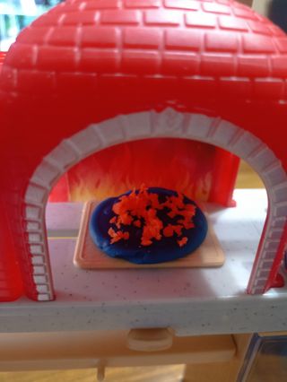 Pizzería Barbie , muñeca y tres plastelinas.