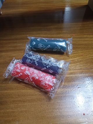 Pizzería Barbie , muñeca y tres plastelinas.