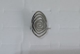 Anillos de acero ajustables.