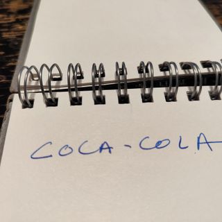 Pluma y caja en forma de botella Coca Cola vintage