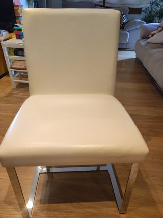 Mesa comedor extensible con 4 sillas de piel