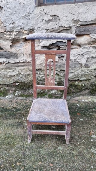 Alacenas, mesitas, arcón, muebles antiguos